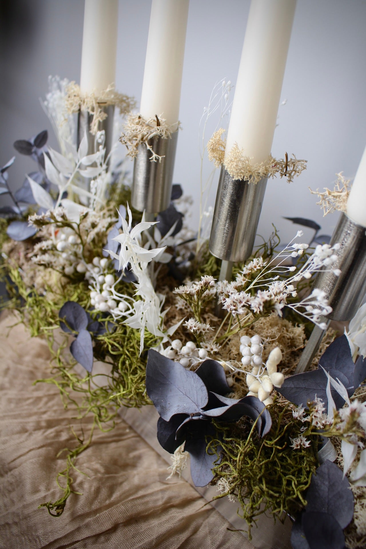 Adventsgesteck Silber mit Trockenblumen