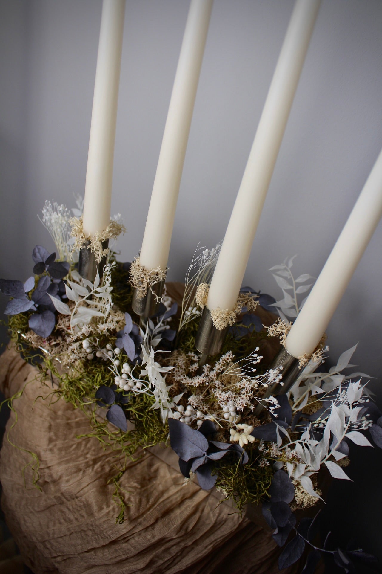 Adventsgesteck Silber mit Trockenblumen