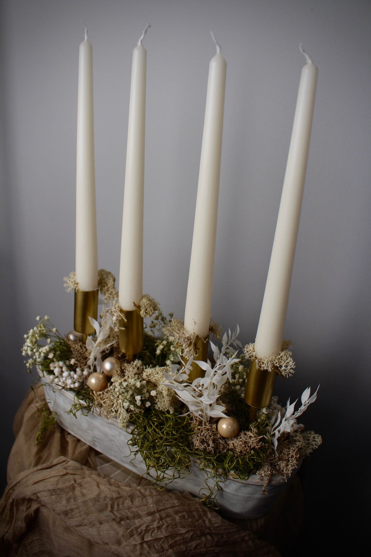 Adventsgesteck Weiß-Gold mit Trockenblumen in weißer Keramikschale