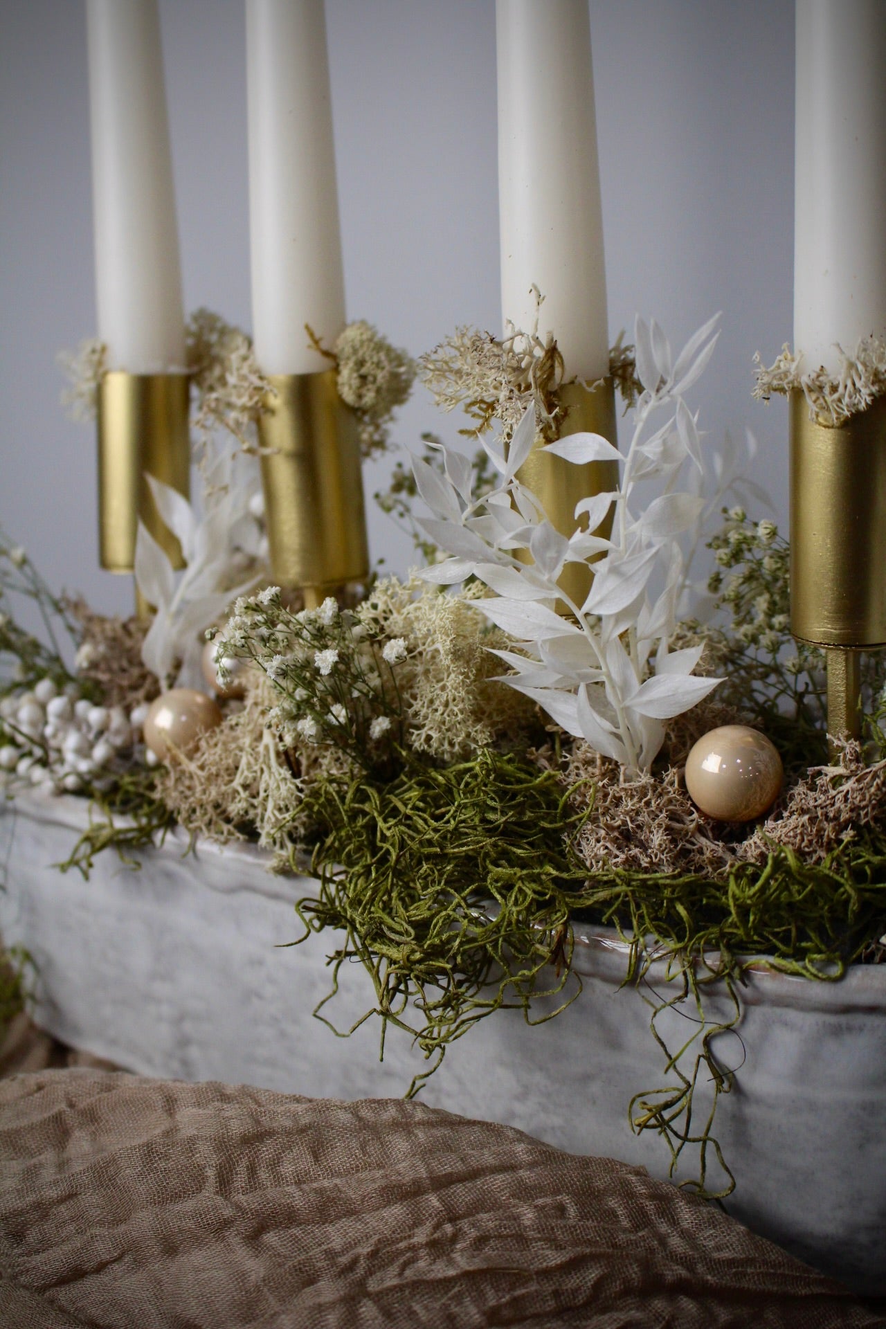 Detailaufnahme Adventsgesteck Weiß-Gold mit Trockenblumen in weißer Keramikschale