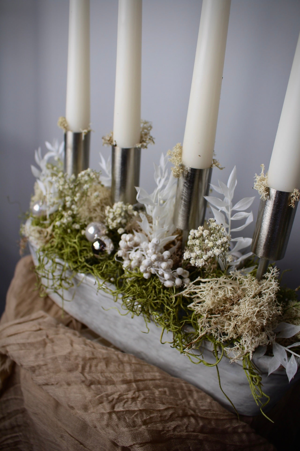 Detailaufnahme Adventsgesteck Weiß-Silber mit Trockenblumen in weißer Keramikschale