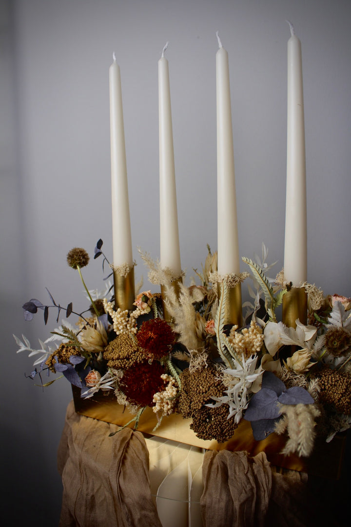 Adventsgesteck in Gold mit Trockenblumen