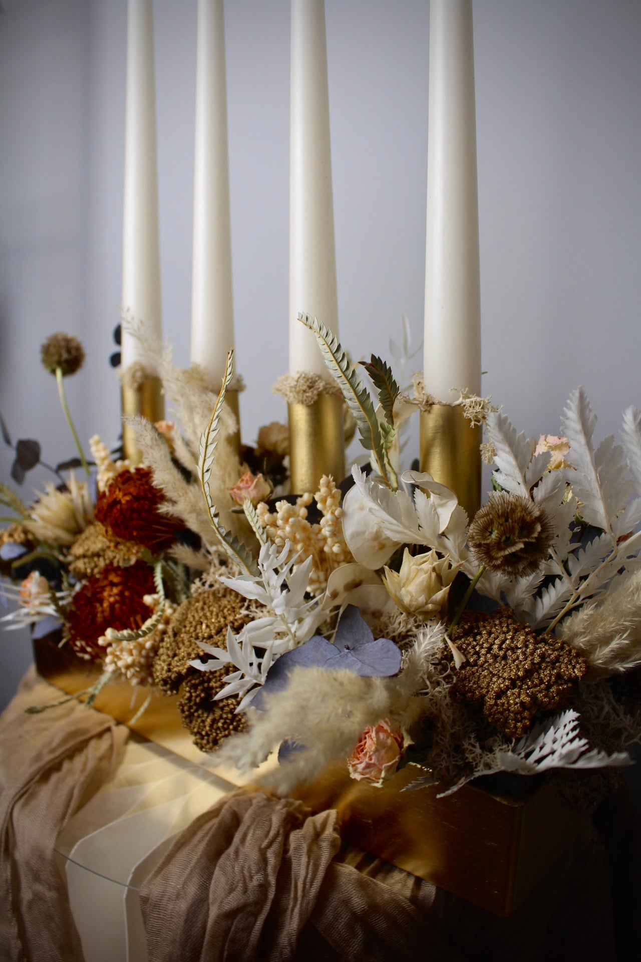 Detailaufnahme Adventsgesteck in Gold mit Trockenblumen