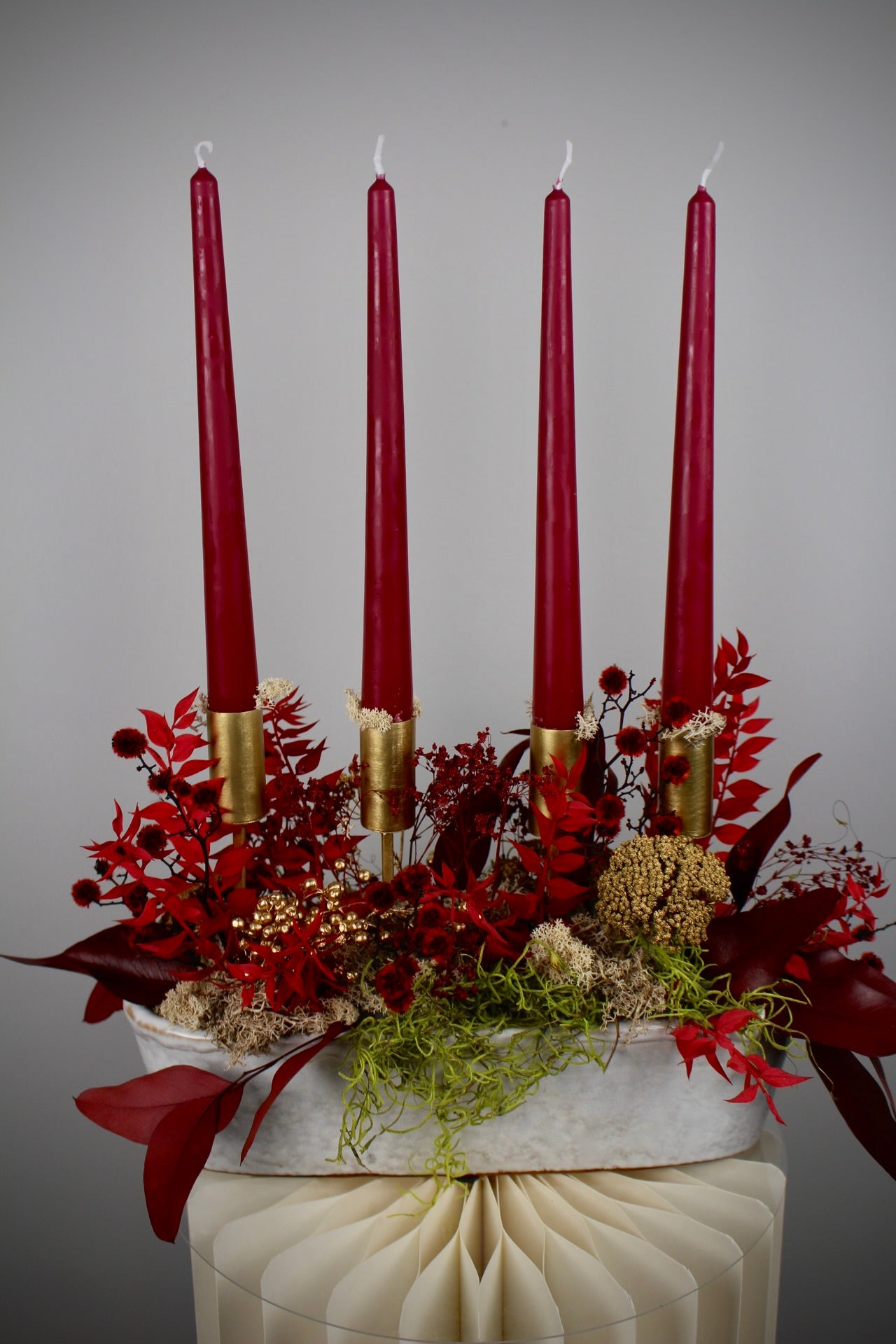 Adventsgesteck in Rot & Gold mit Stabkerzen in weißer Keramikschale