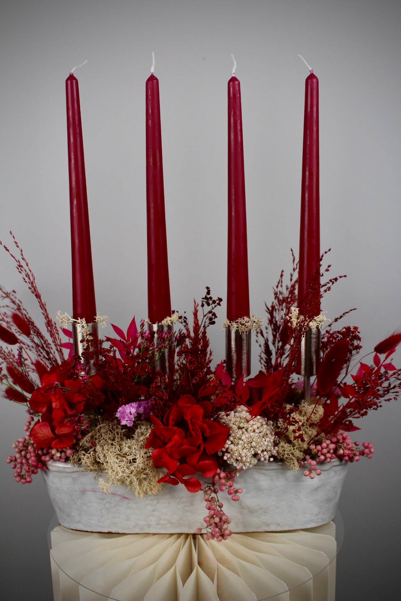 Adventsgesteck in Rot & Silber mit Stabkerzen in weißer Keramikschale