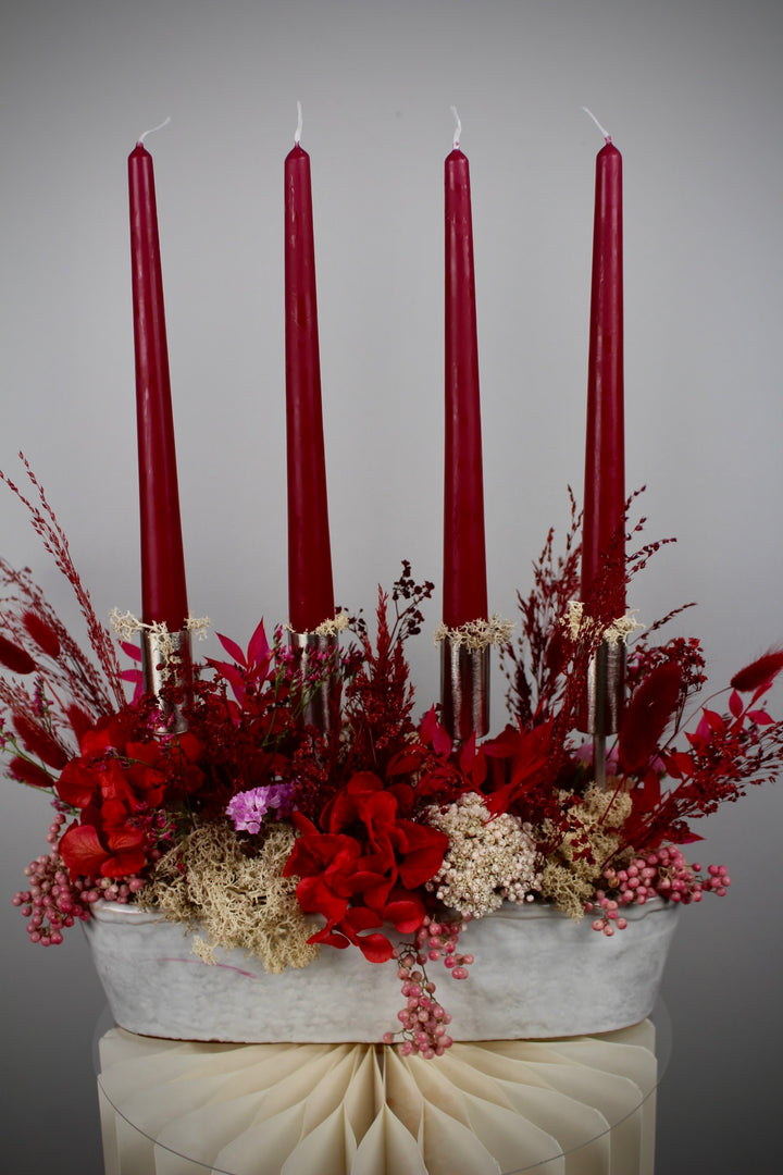 Adventsgesteck in Rot & Silber mit Stabkerzen in weißer Keramikschale