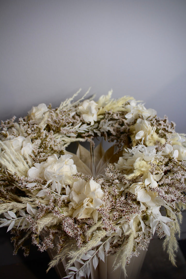 Adventskranz aus Trockenblumen in Weiß & Creme