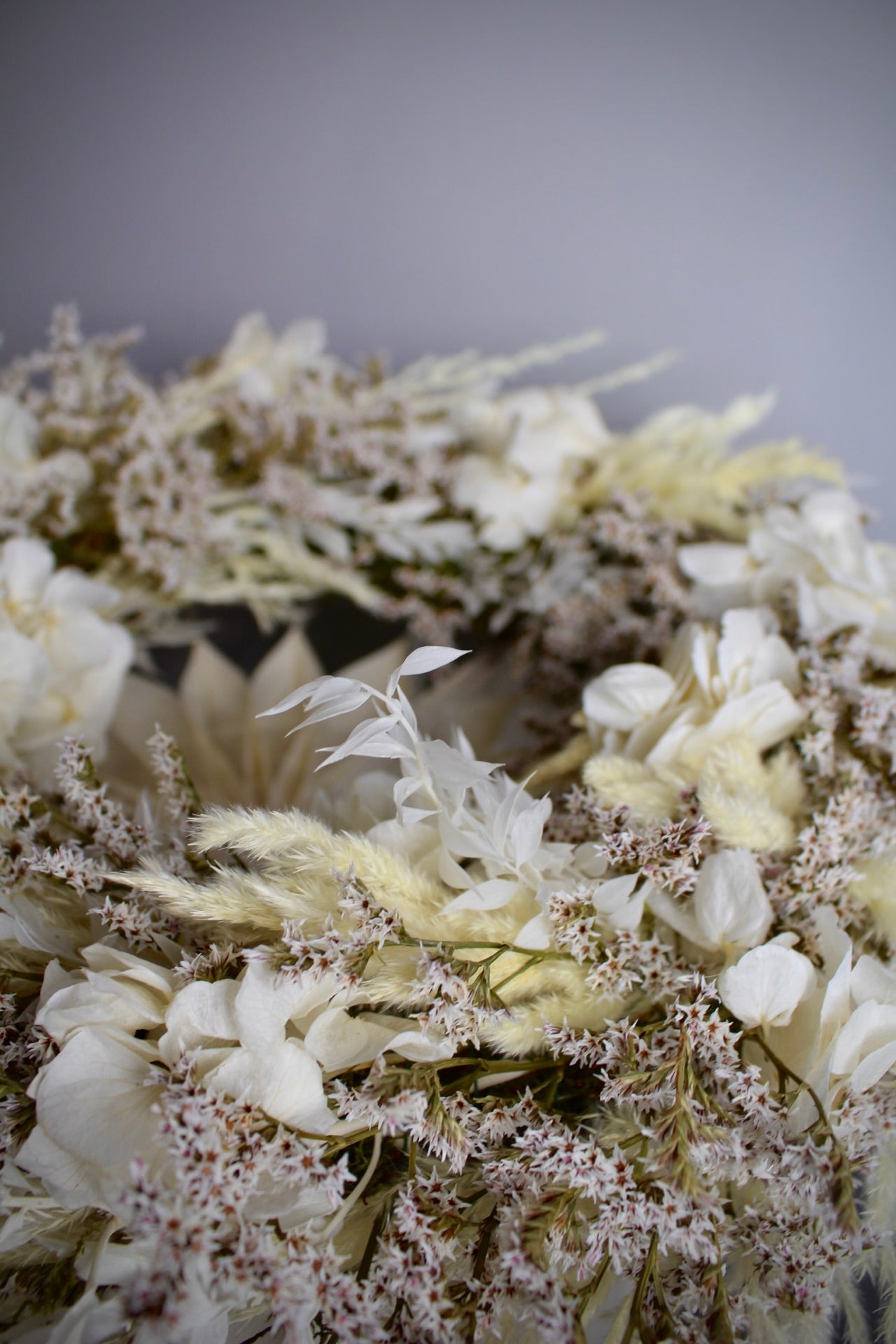 Detailaufnahme Adventskranz aus Trockenblumen in Weiß & Creme