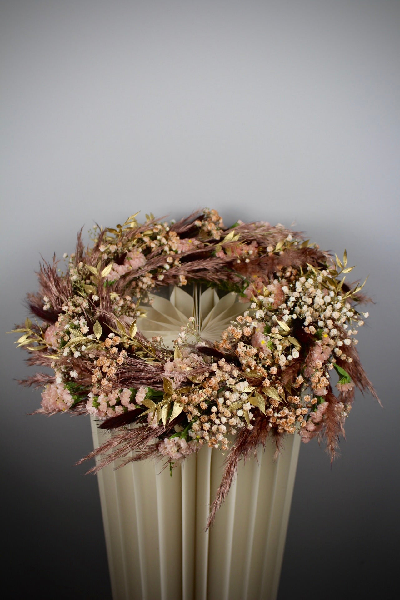 Adventskranz mit Trockenblumen & Pampasgras in warmen Farben