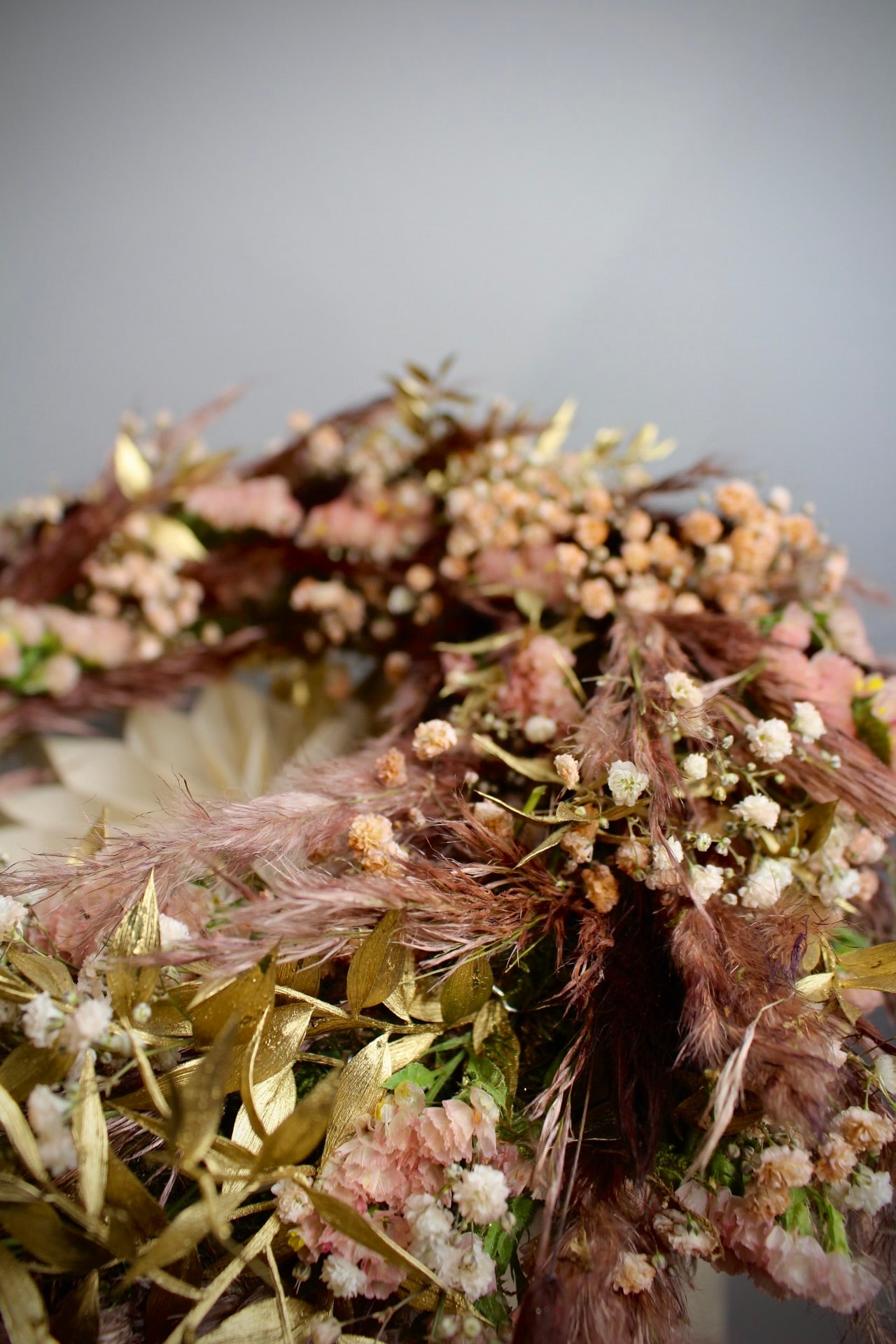 Adventskranz mit Trockenblumen & Pampasgras in warmen Farben