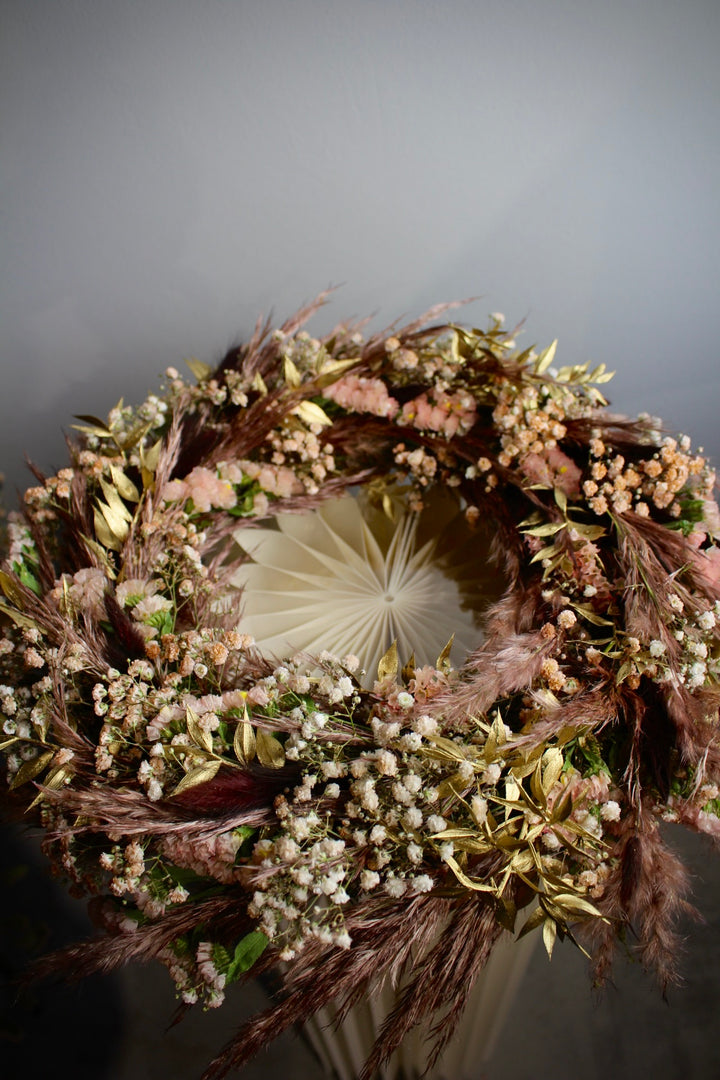 Adventskranz mit Trockenblumen & Pampasgras in warmen Farben