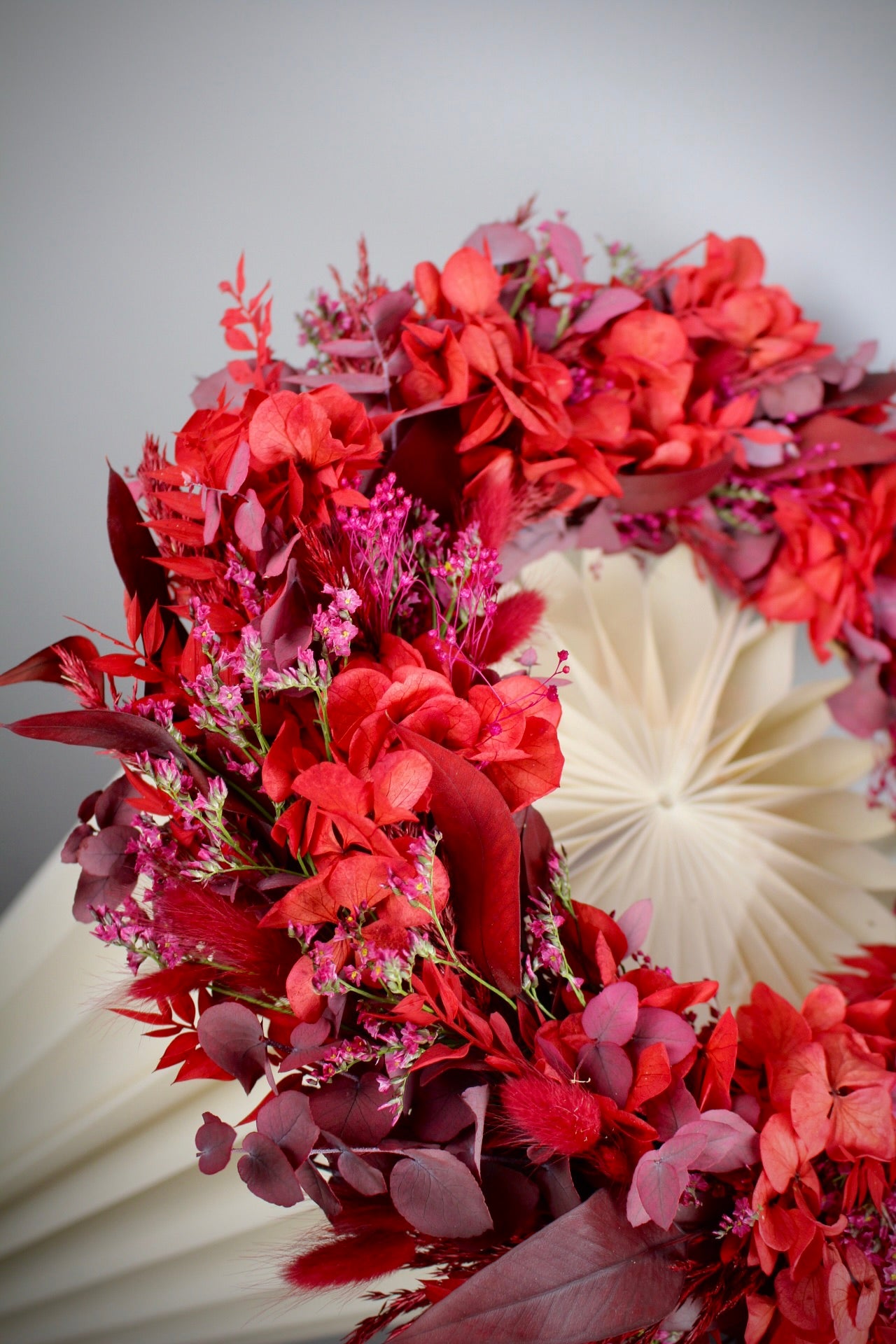 Adventskranz mit Trockenblumen in Rot & Pink