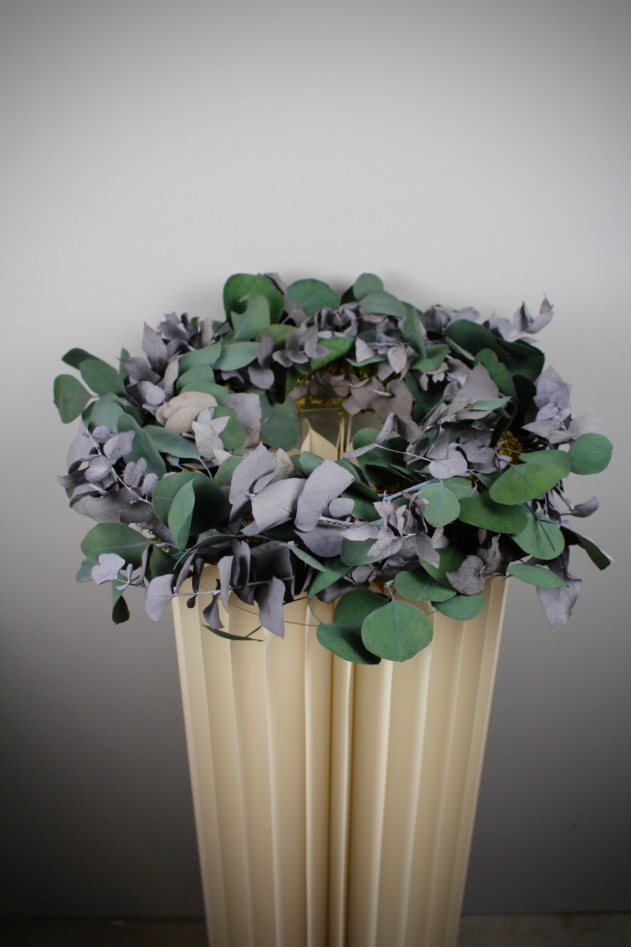 Adventskranz mit zwei präparierten Eukalyptussorten in Grüntönen