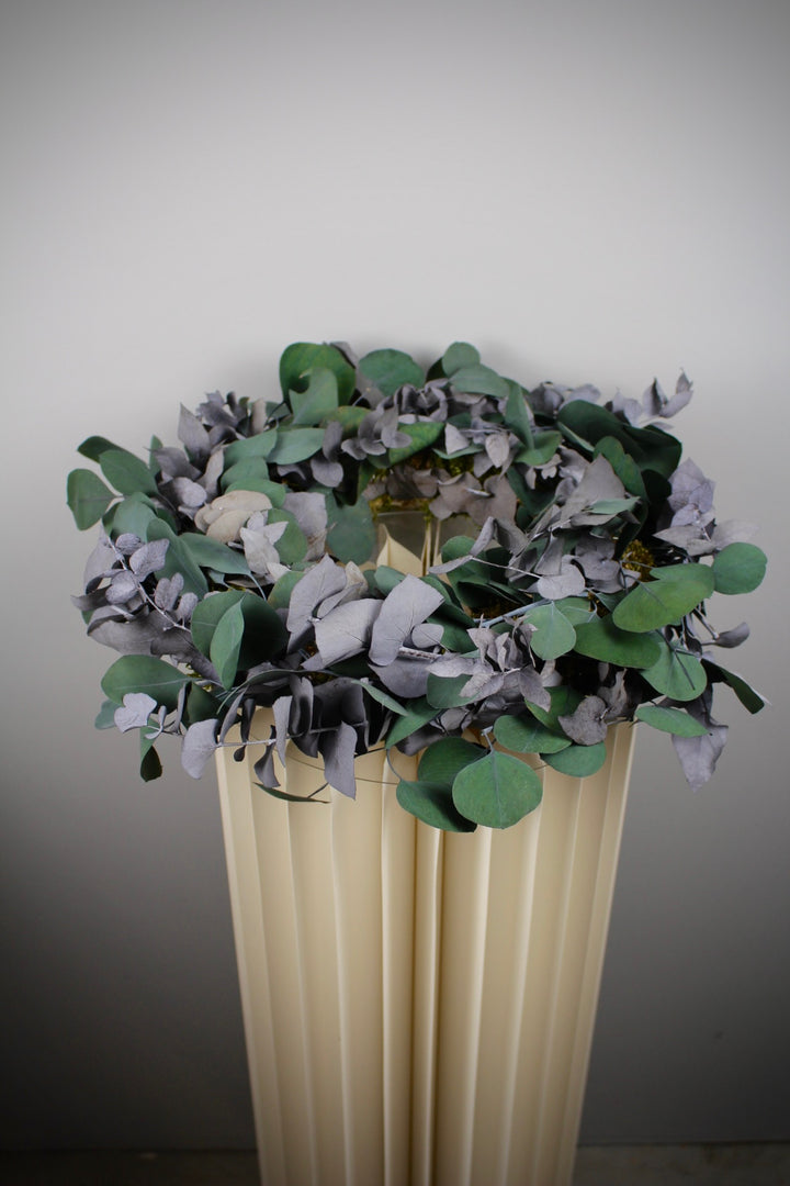 Adventskranz mit zwei präparierten Eukalyptussorten in Grüntönen