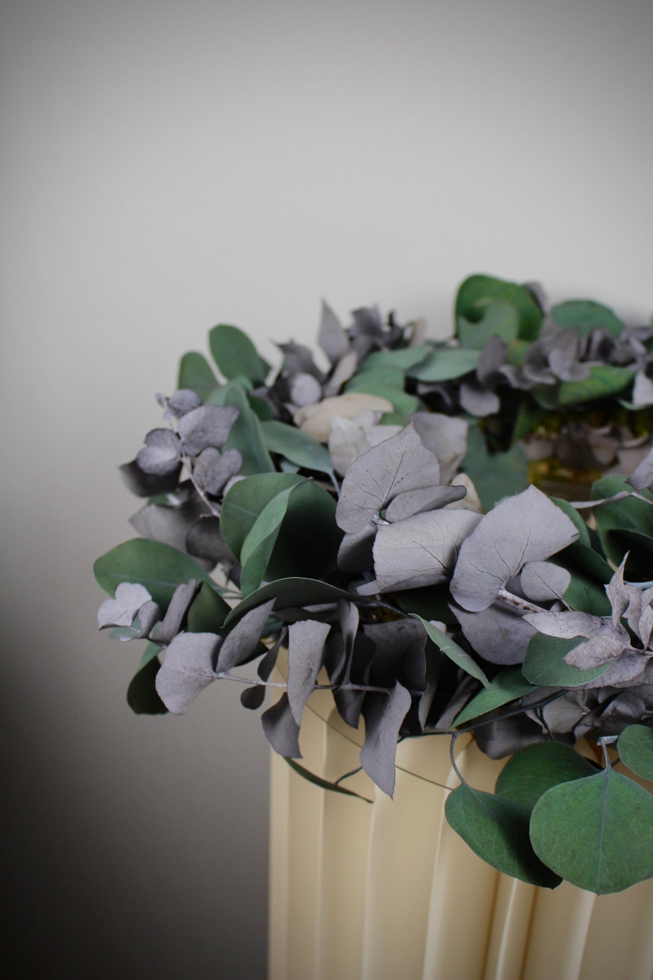 Adventskranz mit zwei präparierten Eukalyptussorten in Grüntönen