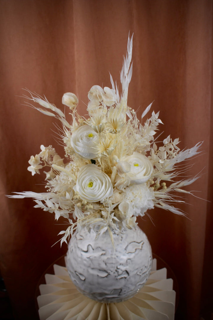 Trockenblumenstrauß in Weiß mit präparierten Ranunkeln und Nelken