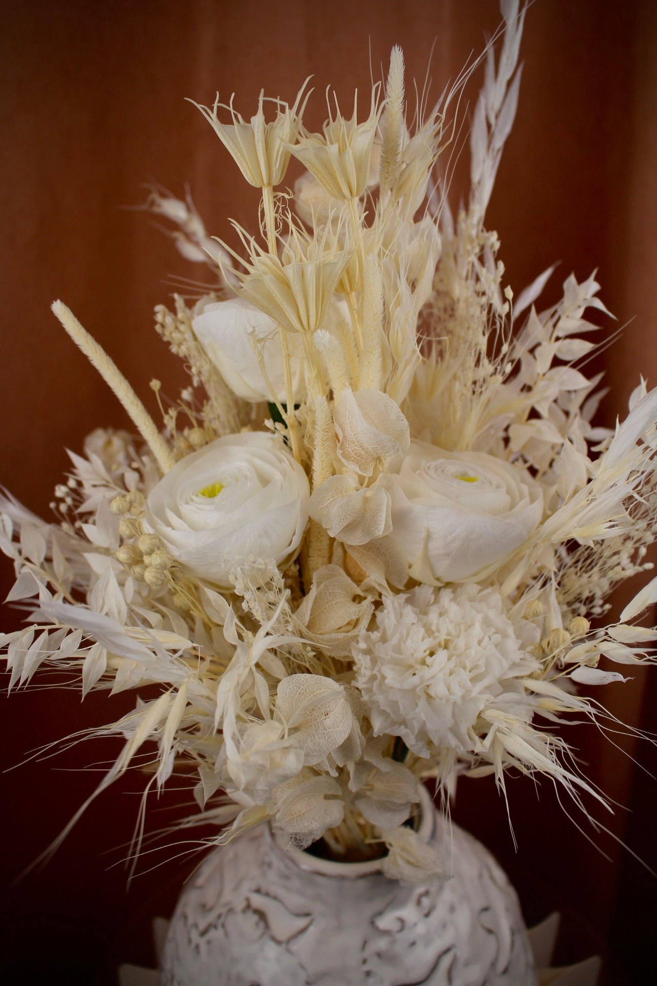 Trockenblumenstrauß in Weiß mit präparierten Ranunkeln und Nelken