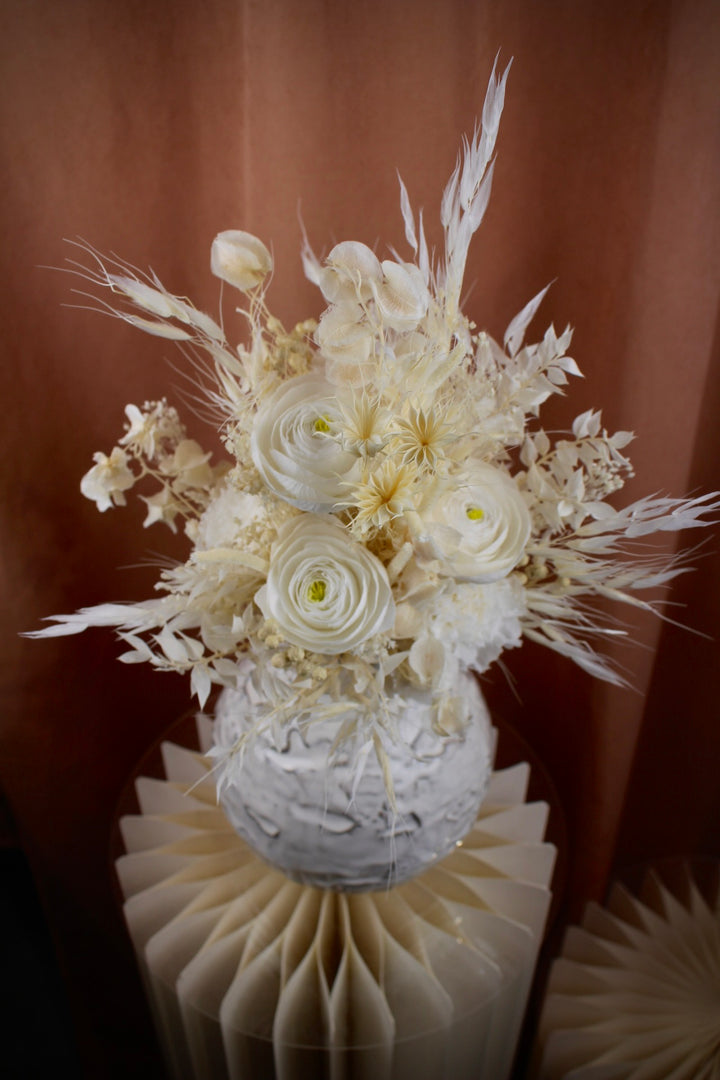 Trockenblumenstrauß in Weiß mit präparierten Ranunkeln und Nelken