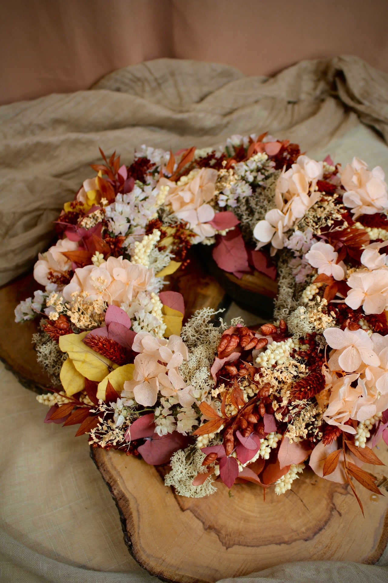 Aurelia Trockenblumenkranz in Herbstfarben mit Hortensie und Eukalyptus
