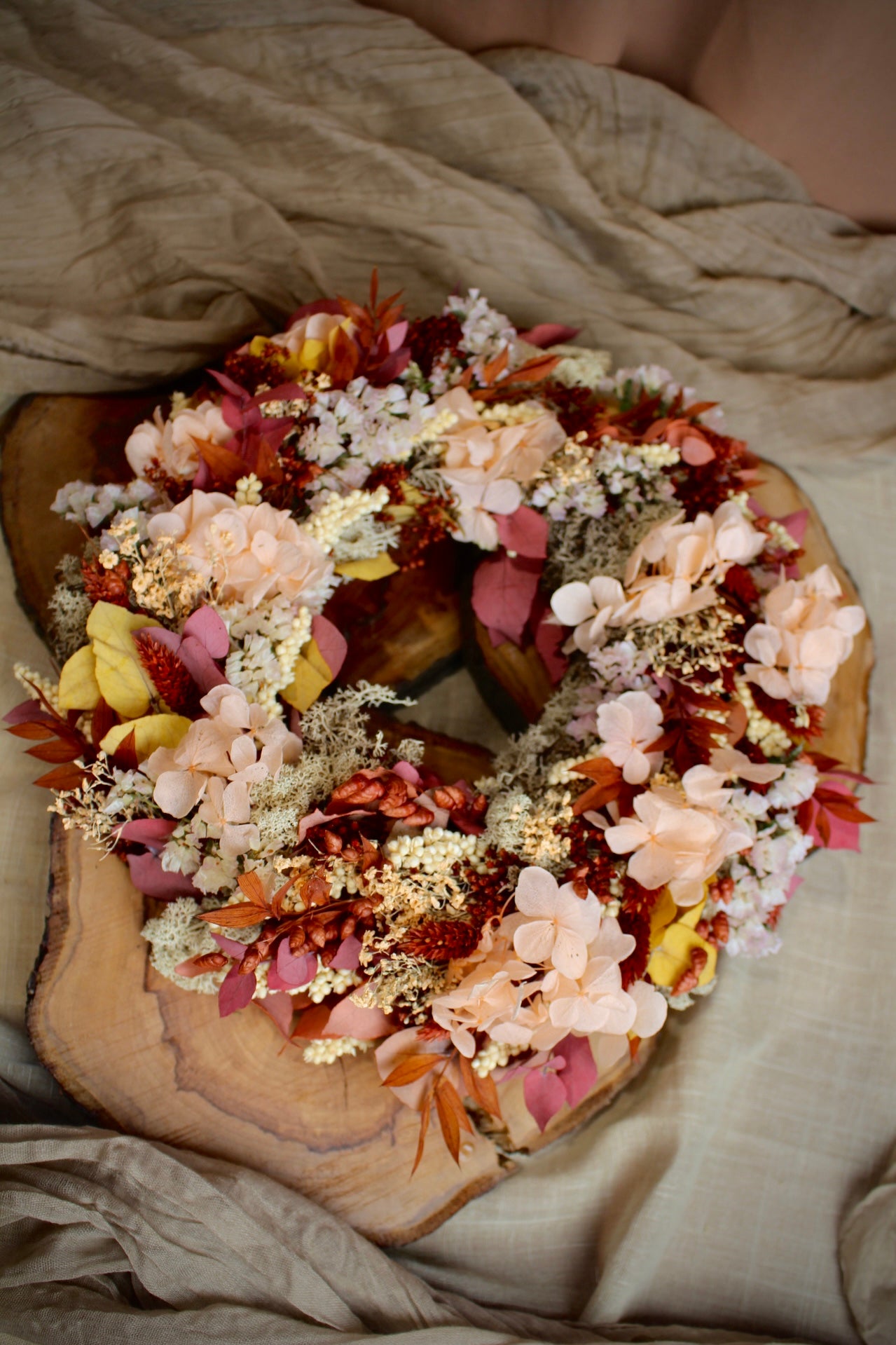 Aurelia Trockenblumenkranz in Herbstfarben mit Hortensie und Eukalyptus