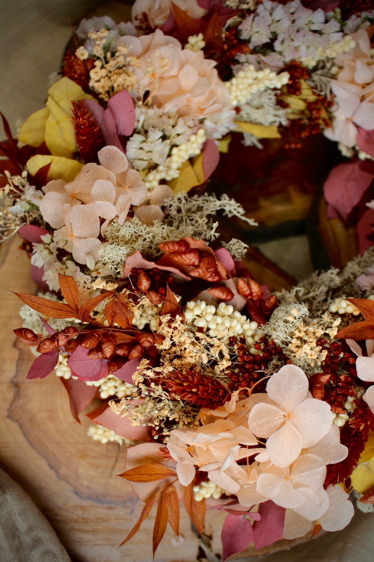 Aurelia Trockenblumenkranz in Herbstfarben mit Hortensie und Eukalyptus