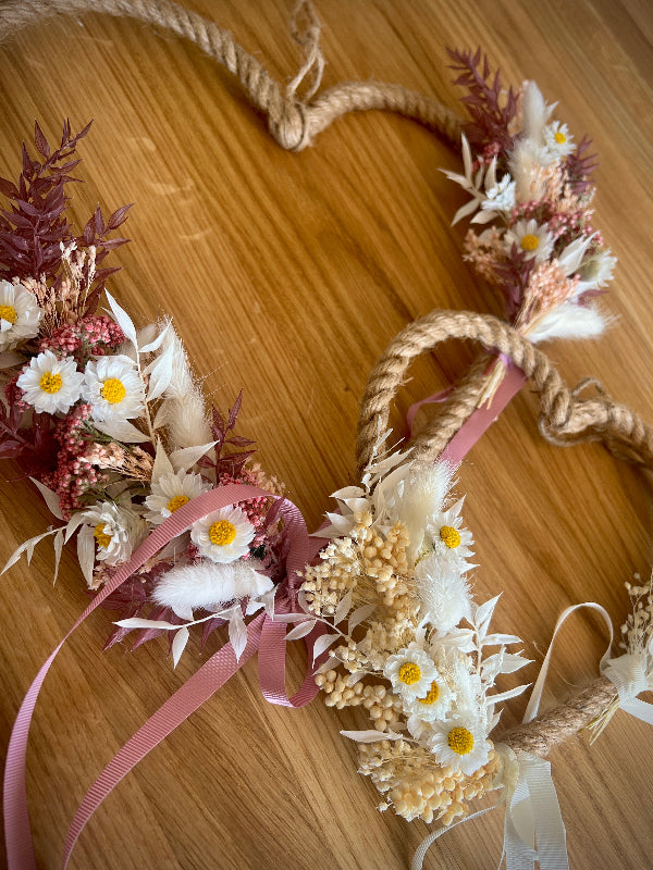 Bast-Herz mit Trockenblumen in Rosa oder Weiß