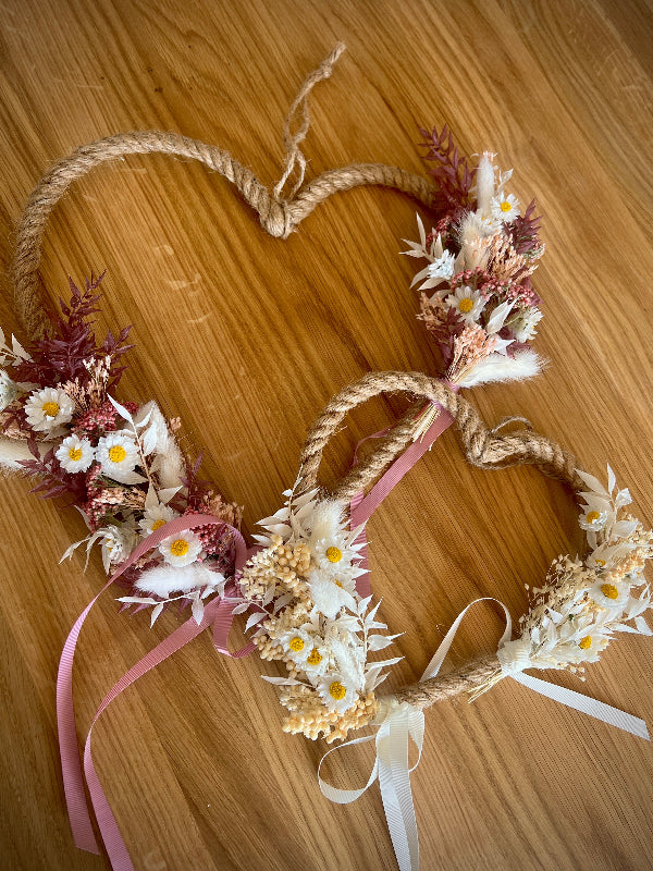 Bast-Herz mit Trockenblumen in Rosa oder Weiß