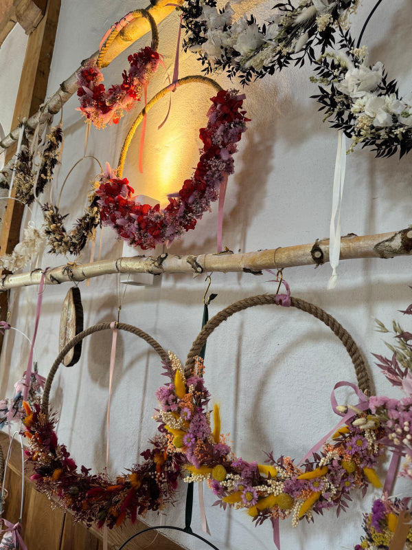 Verschiedene Trockenblumenloops als Inspiration zum Gestalten