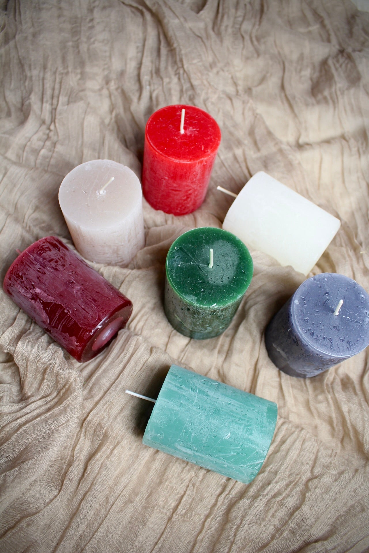 Beispielfarben SafeCandle® Stumpenkerzen: Cremeweiß, Beige, Weihnachtsrot, Bordeaux, Mintgrün, Moosgrün, Anthrazit