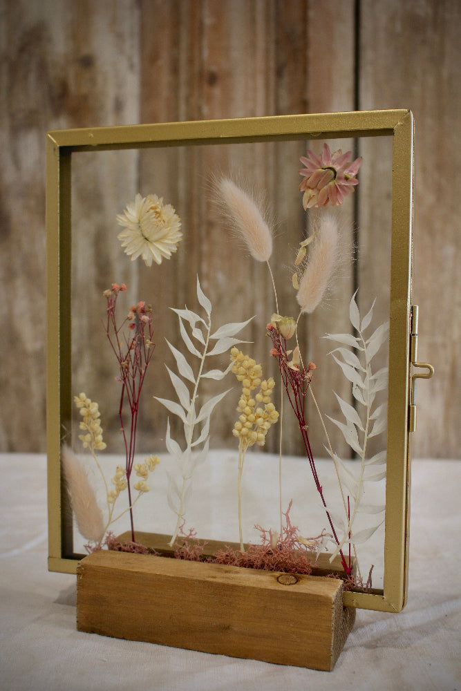 Goldener Bilderrahmen 'Blushanova' mit zarten rosanen Trockenblumen bestückt