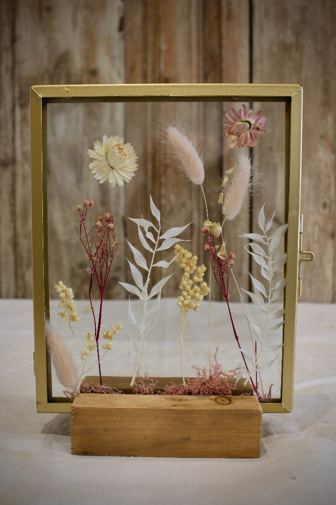 Goldener Bilderrahmen 'Blushanova' mit zarten rosanen Trockenblumen bestückt