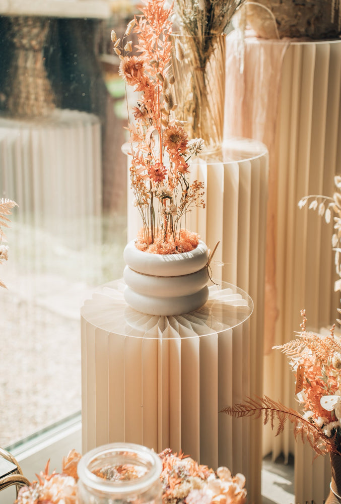 Faltbare Deko-Säulen aus Kraftpapier in Weiß