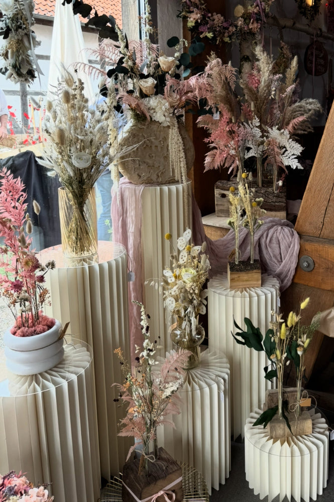 Faltbare Deko-Säulen aus Kraftpapier in Weiß