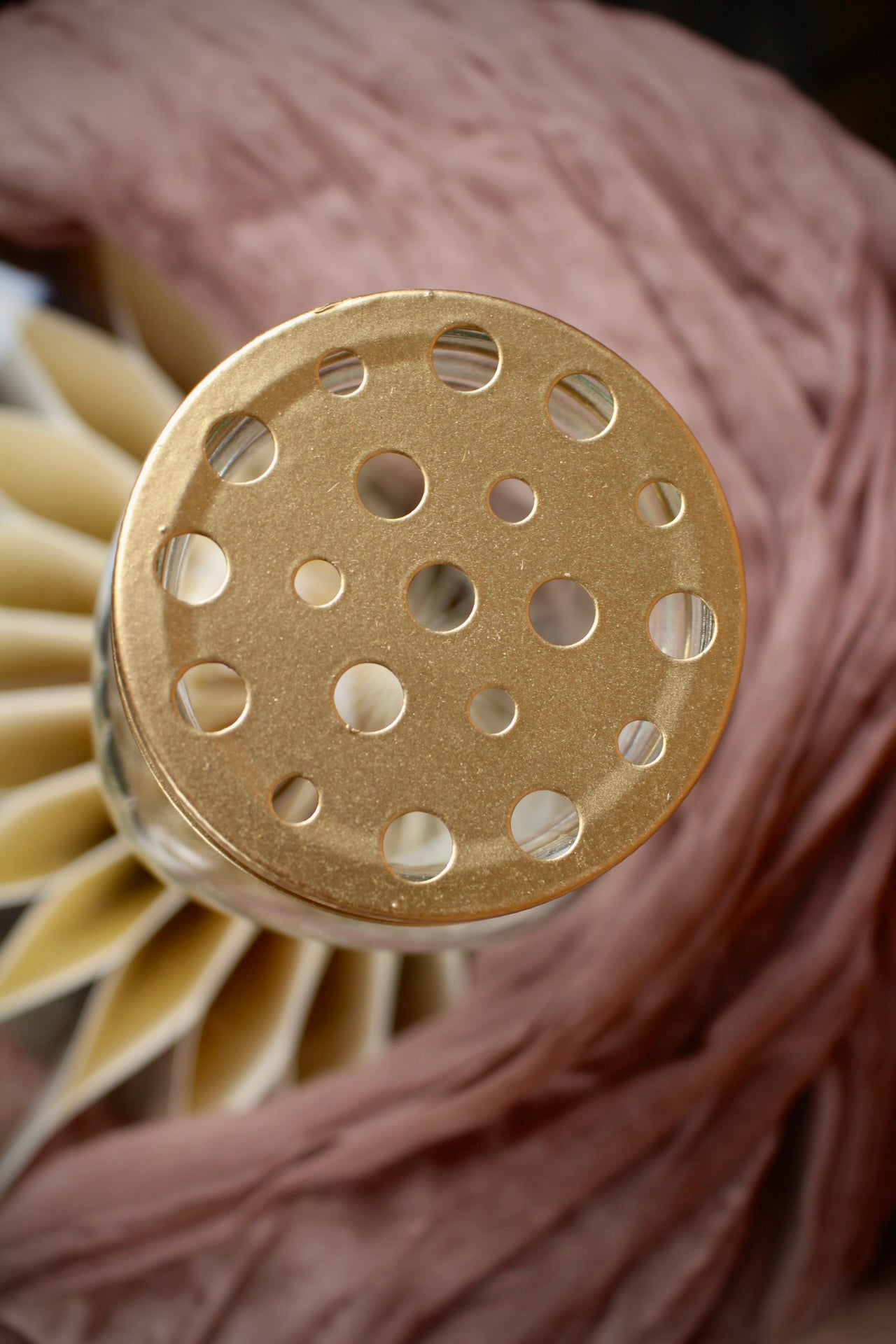 Flower Jar Gold - Blumenglas mit Lochdeckel