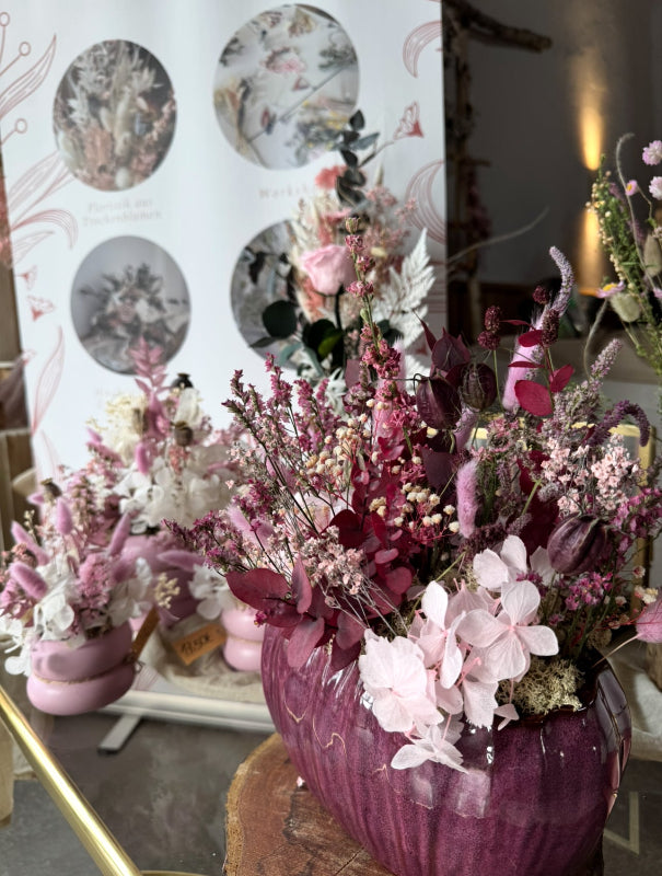 Gefäßfüllung radial gesteckt in Brombeerfarben - beispielhafte Abbildung als Inspiration für den Loop Workshop