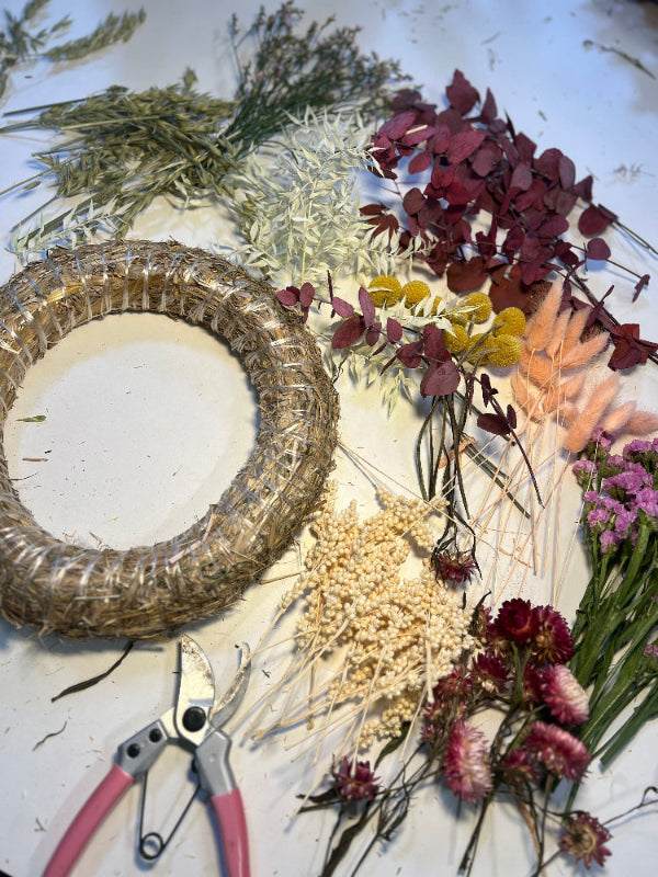 Inspiration Kranzwickeln Adventskranzworkshop mit Trockenblumen