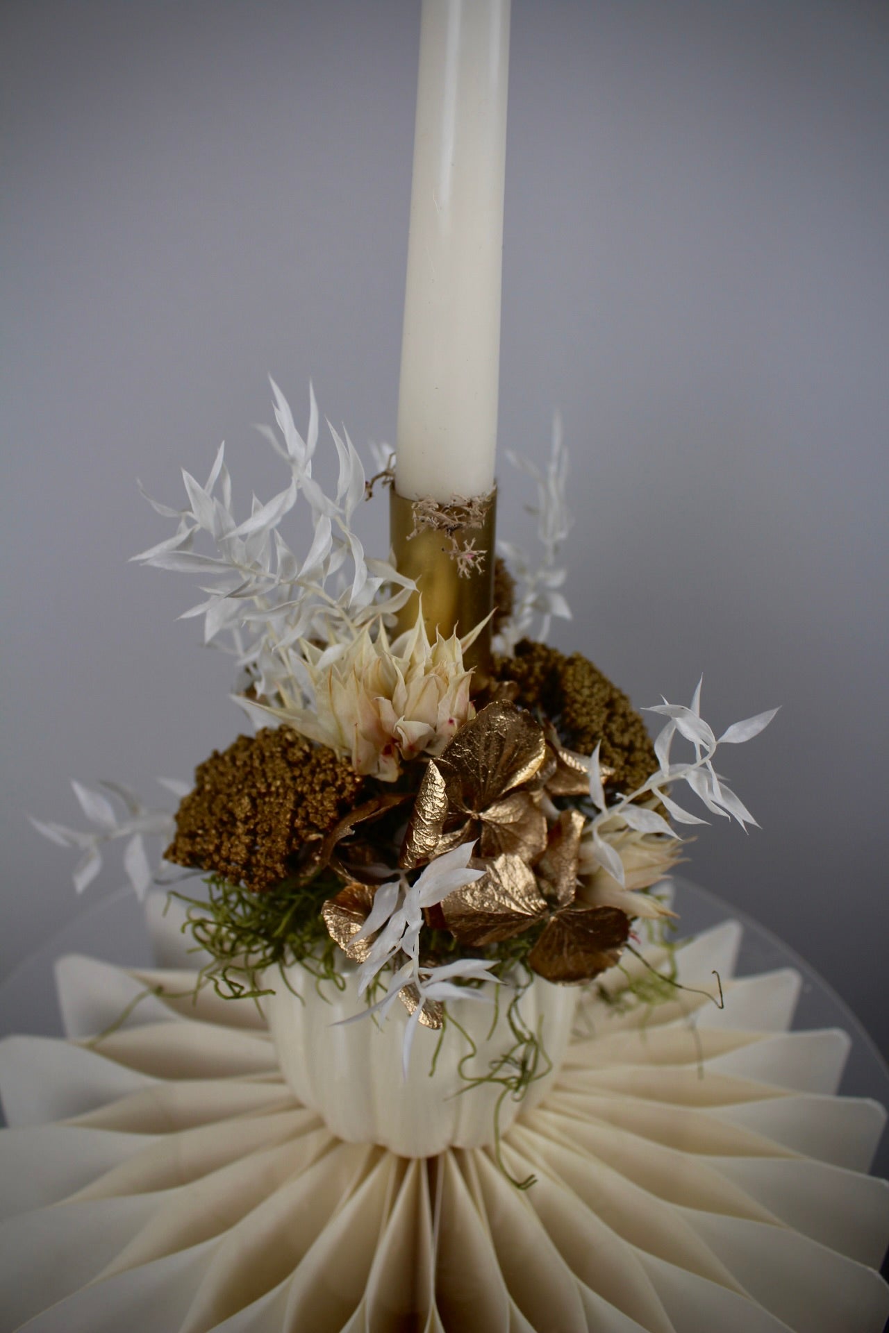 Detailaufnahme Kerzengesteck mit Stabkerze in Gold und Natur