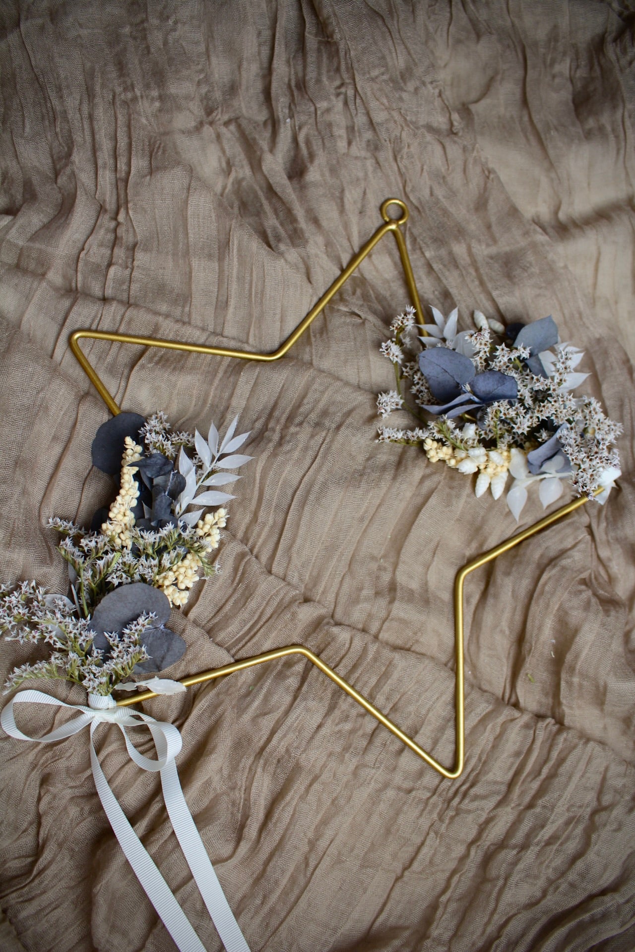 Metallstern mit Trockenblumen in Gold