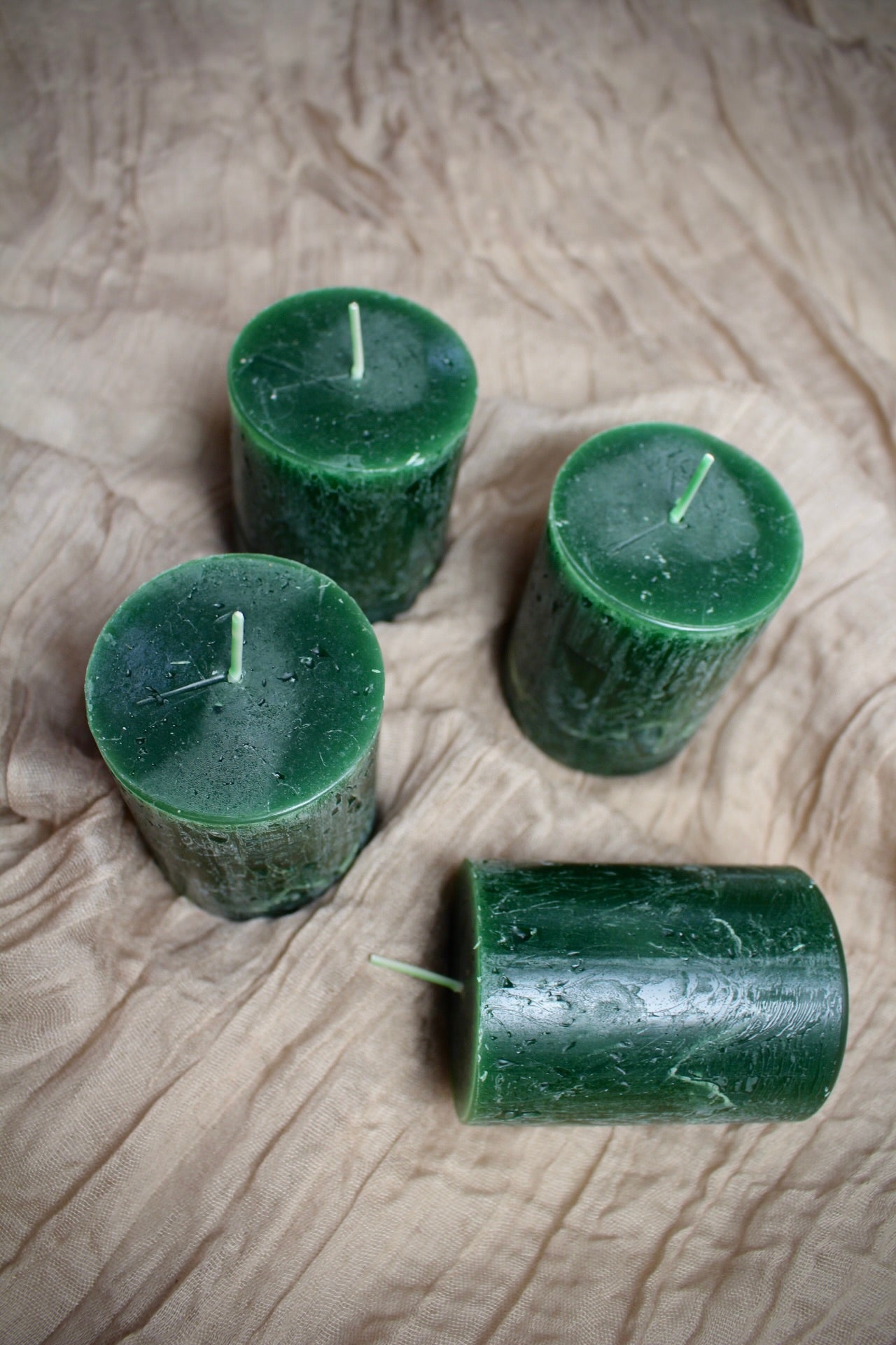 Moosgrün SafeCandle® Stumpenkerzen Viererset