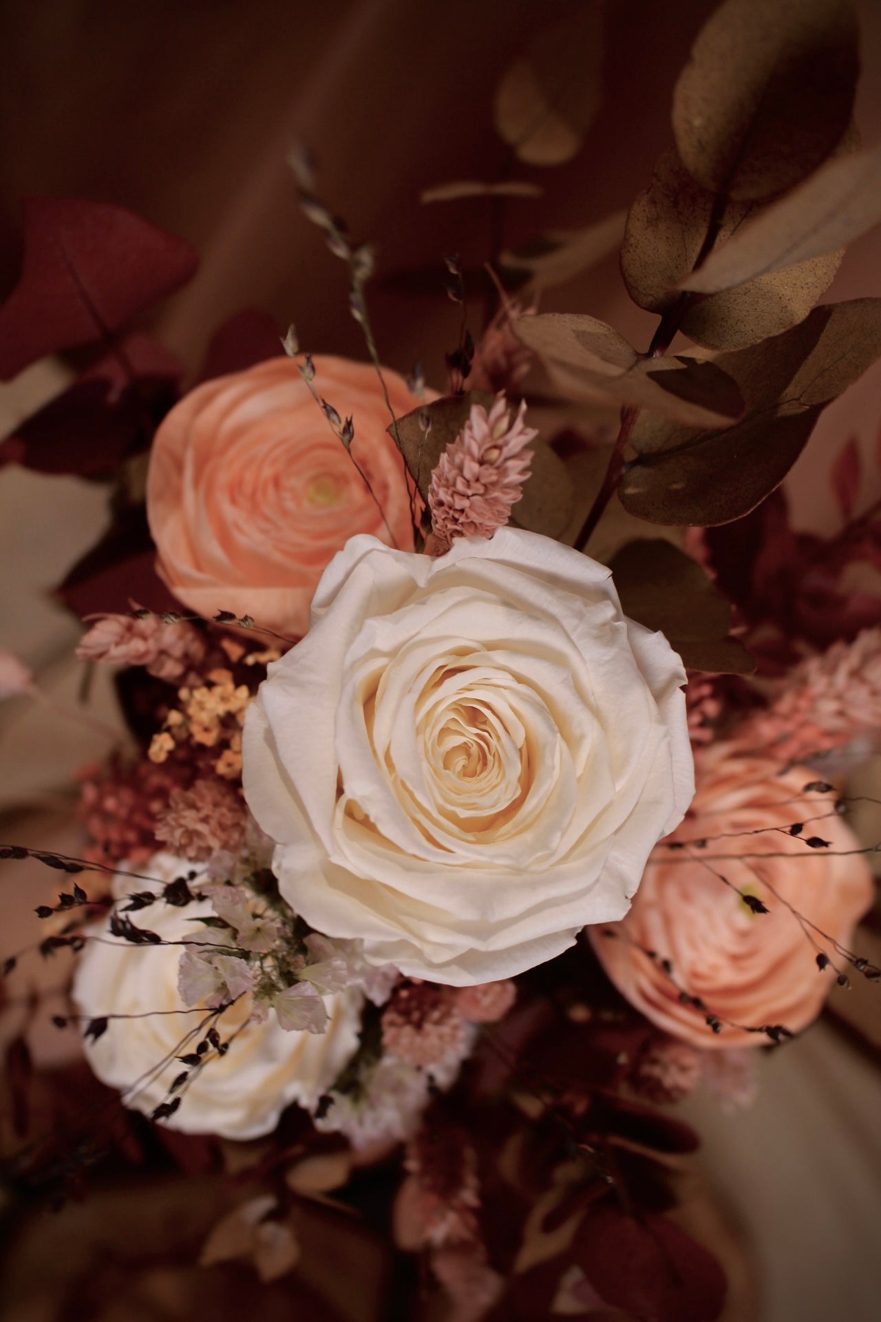 Präparierte Rosen und Ranunkeln im Strauß Auroria