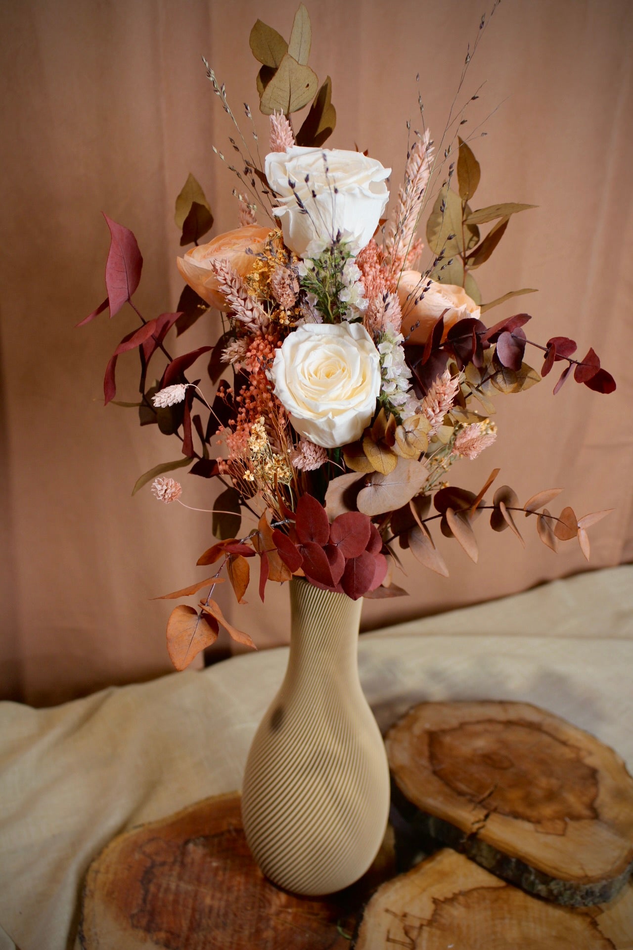 Strauß Auroria mit präparierten Rosen Ranunkeln und Eukalyptus