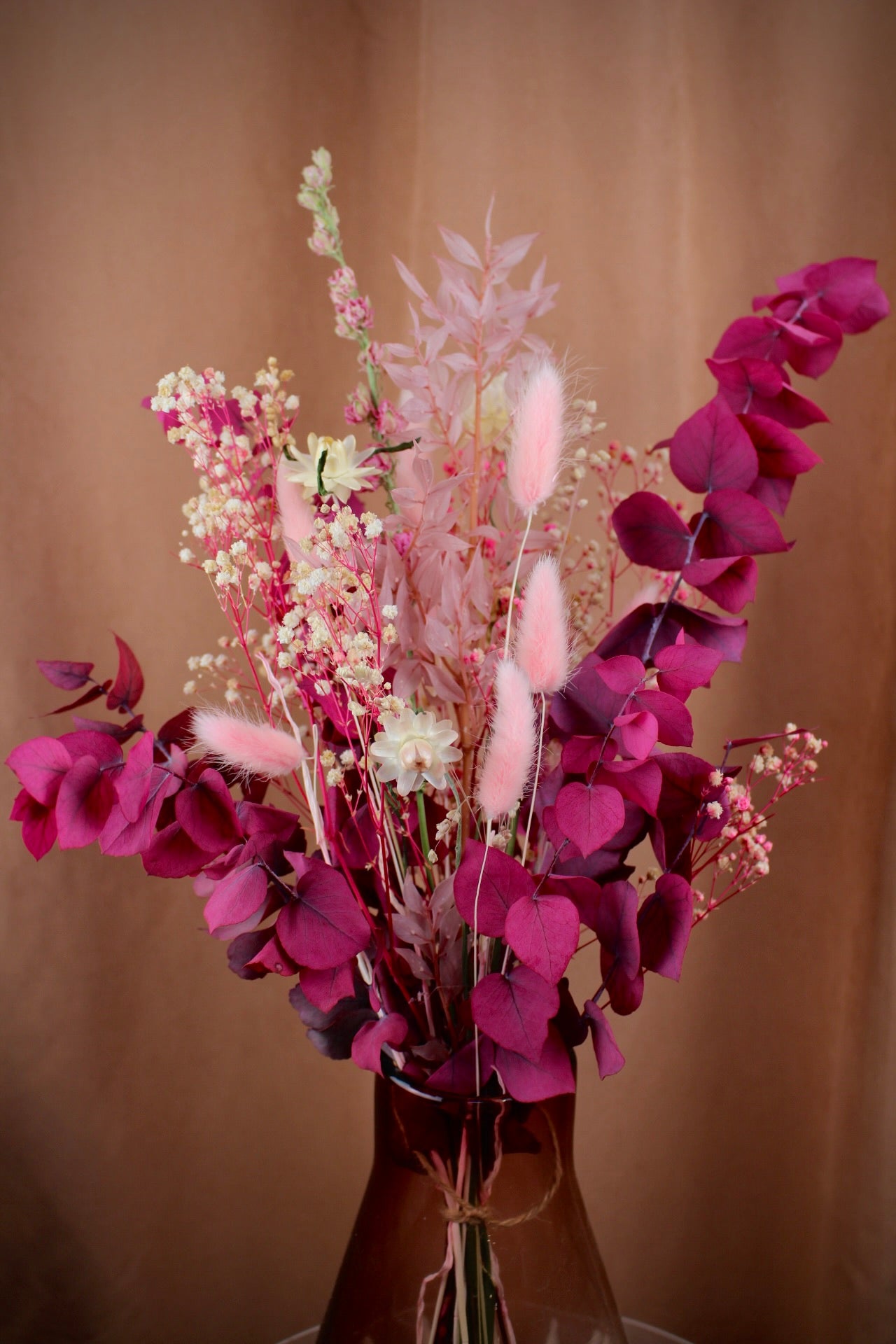 'Millea' - Strauß mit präpariertem Eukalyptus und Schleierkraut in Rosa und Magenta