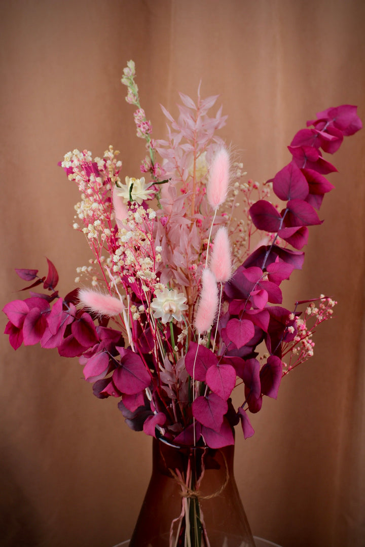 'Millea' - Strauß mit präpariertem Eukalyptus und Schleierkraut in Rosa und Magenta