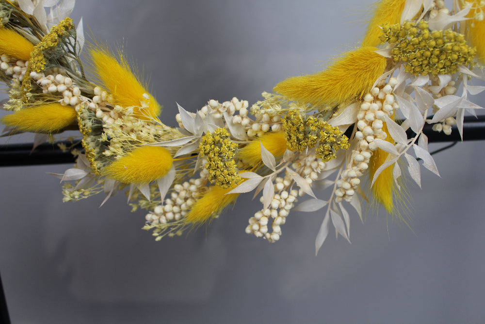 Trockenblumenkranz Butyra, ganz gebunden, in hellen Gelbtönen und Beige