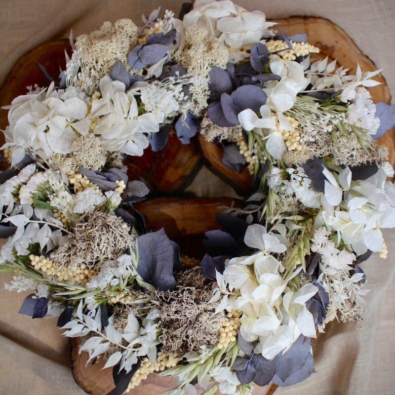 Trockenblumenkranz in Grün Weiß mit Hortensie und Eukalyptus