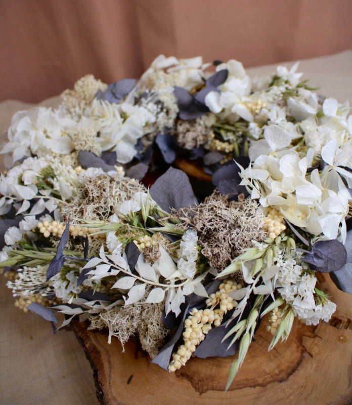 Trockenblumenkranz in Grün Weiß mit Hortensie und Eukalyptus