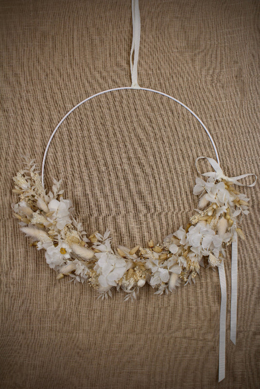 Trockenblumenloop Albaelia in Weiß und Creme auf weißem Metallring