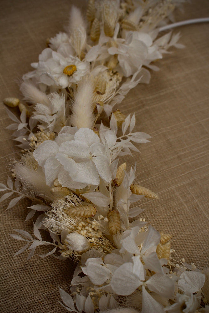 Trockenblumenloop Albaelia in Weiß und Creme auf weißem Metallring