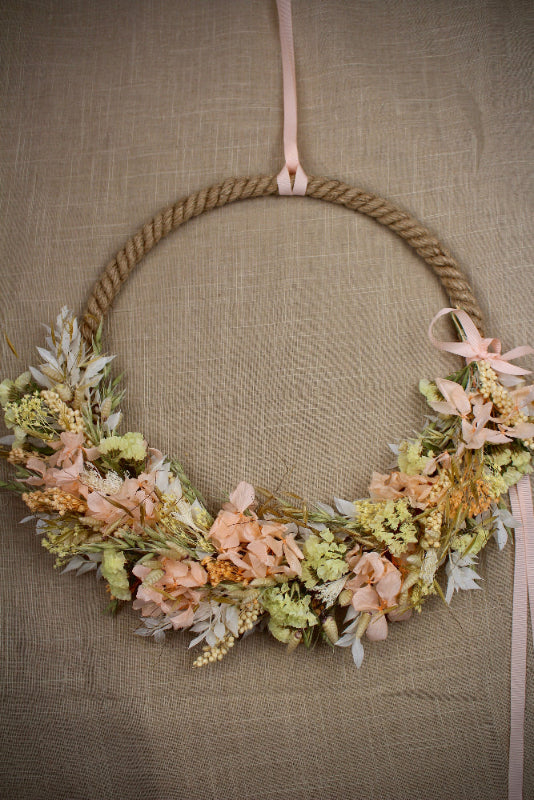 Trockenblumenloop aus Trockenblumen 'Golden Hour' - in Gelb- und Pfirsichtönen auf Bastring