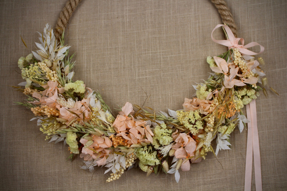 Trockenblumenloop aus Trockenblumen 'Golden Hour' - in Gelb- und Pfirsichtönen auf Bastring